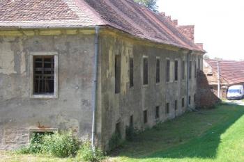 jižní a východní zámecké křídlo, které v sobě snad ukrývá hmotu bývalé tvrze ( © Ondřej Štěpánek 07/2006)