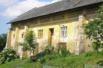 hospodářská budova pod zámkem s opěráky ( © Ondřej Štěpánek 07/2006)