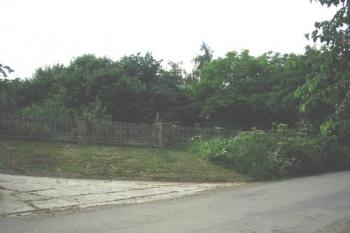za plotem e nachází zbytky tvrziště ( © Ondřej Štěpánek 07/2006)