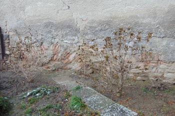 Zazděné sklepní okýnko v jižní části tvrze (© Dušan Dohňanský 01/2021)