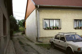 severní strana č.p. 46 a ulička ústící na náves (přikop a val ?) ( © Ondřej Štěpánek 07/2006)