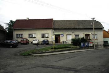 pohled na náves a domy č.p.46 (tvrz?)-vlevo a č.p. 43 vpravo ( © Ondřej Štěpánek 07/2006)