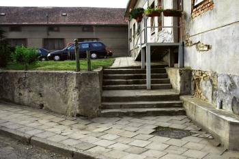 západní strana č.p. 43 se schodištěm, v pozadí, v linii s ním, č.p. 46 (tvrz ?) ( © Ondřej Štěpánek 07/2006)