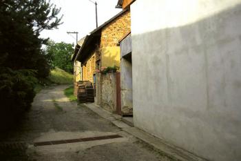 severní strana č.p. 46 a ulička ústící na náves (přikop a val ?) a její patrné zakřivení, kopíruje původní příkop? ( © Ondřej Štěpánek 07/2006)