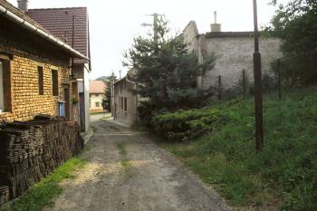 severní strana č.p. 46 a ulička ústící na náves (přikop a val ?) ( © Ondřej Štěpánek 07/2006)