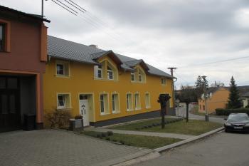 čerstvě zrekonstruovaná budova tvrze /vlevo/ (© D Dohňanský, 03/2017)