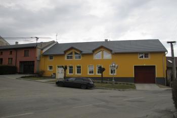 pohled na tvrz č.p.1 od jz. (© D Dohňanský, 03/2017)