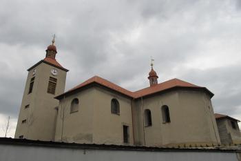 kostel, nacházejicí se sz. od bývalé tvrze (© D Dohňanský, 03/2017)