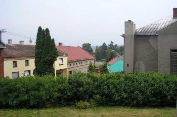 č.p.1- dům s červenou sřechou (tvrz?) od kostela sv. Jakuba Většího ( © Ondřej Štěpánek 07/2006)