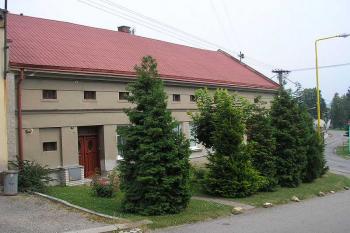 pohled na č.p.1 (tvrz ?) ( © Ondřej Štěpánek 07/2006)