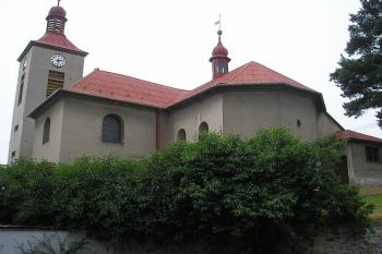 nad tvrzí se nachazí barokní kostel sv. Jakuba Většího ( © Ondřej Štěpánek 07/2006)