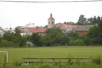 č.p. 1 (s červenou střechou) a nad ním kostel sv. Jakuba Většího ( © Ondřej Štěpánek 07/2006)