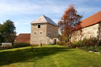 tvrz Sudkův Důl od východu (© Ivo Laurin, 09/2016)