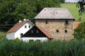 Budova tvrze přes rybník od jihu ( © Filip Matoušek 08/2006)