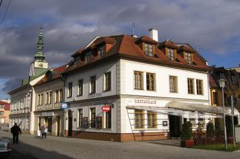 soubor budov v bývalé židovské čtvrti na nároží Hradební a Koželuhovy ulice ( © Jan P. Štěpánek 11/2009)