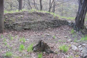 Zbytek zdiva ( © Jiří Čížek 04/2004)