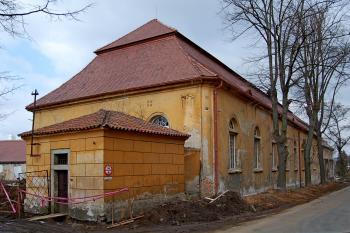 hospodářské budovy u zámku (© Rodochrozit, 03/2013)