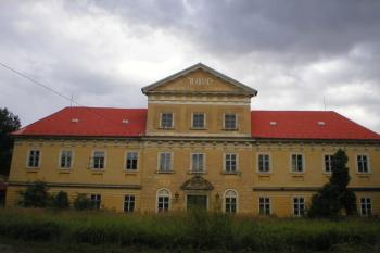 vstupní západní průčelí (© Helena Dvořáková 08/2005)
