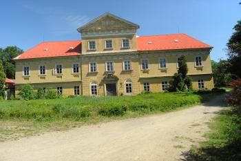 Čelo zámku (© Martin Kabeláč, 05/2005)