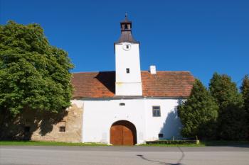 Vjezd do dvora (© Mirka Pirná, 10/2011)