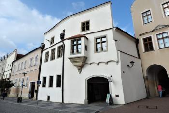v jádře středověký dům vedle radnice ( © Jan P. Štěpánek 10/2014)