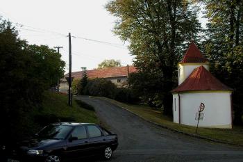 cesta na lokalitu Na pustých z návsi, napravo kaplička ( © Ondřej Štěpánek 10/2006)