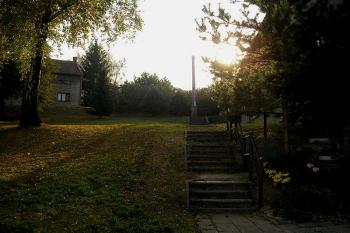 pohled od návsi na lokalitu Na pustých (za stromy) ( © Ondřej Štěpánek 10/2006)