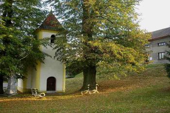 čelní pohled na kapličku na návsi ( © Ondřej Štěpánek 10/2006)
