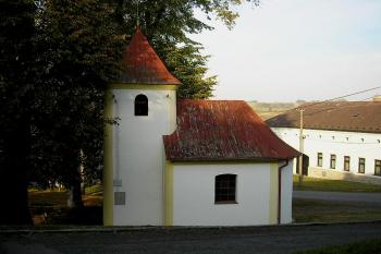 boční pohled na kapličku od lokality Na pustých ( © Ondřej Štěpánek 10/2006)