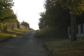 ulice Na pustých, vpravo zvedající se pozemek se sadem a snad i místo tvrze ( © Ondřej Štěpánek 10/2006)