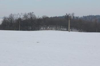 Pohled na lokalitu hradiska z jediné přístupné strany strmé ostrožny. (© Luděk Vláčil 02/2017)
