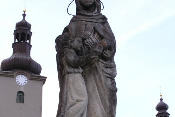 Socha neznámé světice na začátku schodů vedoucích ke kostelu ( © Jan P. Štěpánek 07/2007)