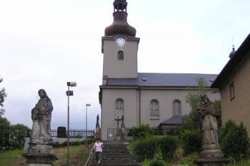 Pohled od hlavní silnice ke kostelu ( © Jan P. Štěpánek 07/2007)
