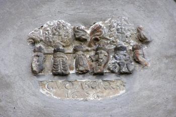 Znak Františka z Oppersdorfu a jeho ženy Zuzany rozené Beessové z roku 1676 na jižní stěně kostela ( © Jan P. Štěpánek 07/2007)