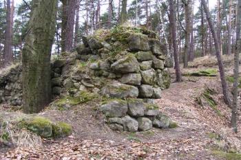 Sevrní nároží věže ( © Filip Matoušek 04/2003)
