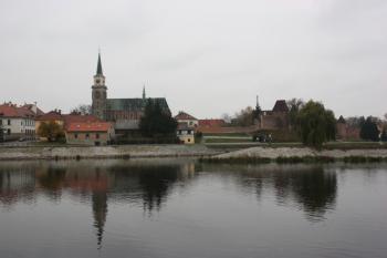 Kostel z levého břehu Labe ( © Ivan Grisa 11/2009)