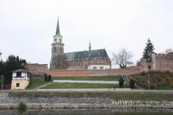 Kostel z poloostrova mezi Labem a přístavištěm ( © Ivan Grisa 11/2009)