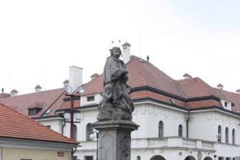 Socha sv. Jana Nepomuckého jižně od kostela ( © Ivan Grisa 11/2009)