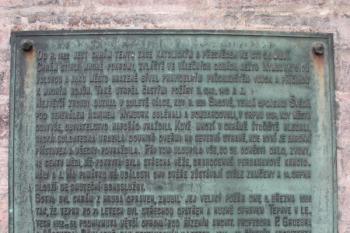 Pamětní deska vpravo od západního portálu ( © Ivan Grisa 11/2009)