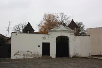 Vstupní brána starého děkanství, tzv. kaplanky ( © Ivan Grisa 11/2009)