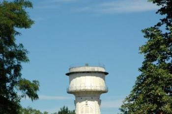 Pohled na věž z centra města ( © Aleš Marek 07/2006)