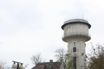 Věž od severu, v popředí lávka přes vnější příkop ( © Ivan Grisa 11/2009)