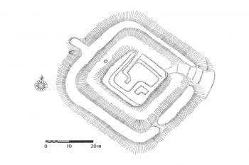 Plán tvrziště ( © R. Činčala, J. Peták a J. Úlovec, kresba J. Úlovec (in Encyklopedie českých tvrzí, 3. díl, [S-Z], Argo, 2005, str. 861))