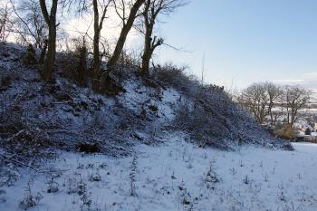 částečně zachovalý příkop a hradní jádro (© Aleš Novák, 01/2011)