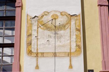 Sluneční hodiny na jižní straně kostela, jdou přesně (© Lukáš Pechánek, 08/2012)