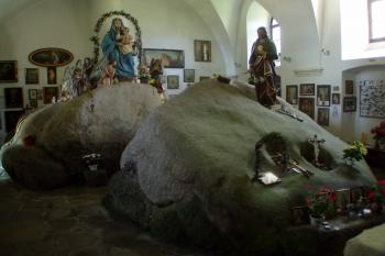 Svatý kámen obklopený dary věřících (© Lukáš Pechánek, 08/2012)