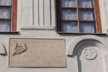 Pamětní deska na domě hudebního skladatele F. X. Duška (© Zbyšek Suchý, 04/2011)