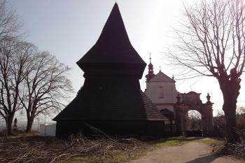 gotická zvonice a barokní vstupní portál do hřbitovního areálu kostela (© Zbyšek Suchý, 04/2011)