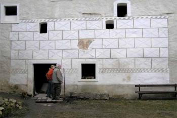 Zrekonstuovaná stěna s grafity ( © Petr Vaculčík 07/2006)