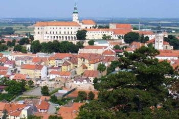 Pohled ze Svatého kopečku na centrum Mikulova (© Jan P. Štěpánek 07/2006)